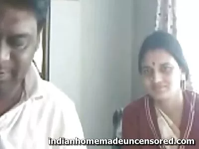 Homem casado relaxa transando com a cortesã nerd de assistir o melhor filme pornô peitões