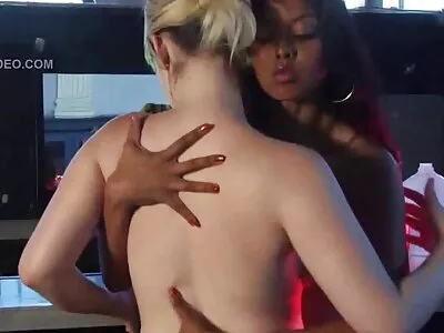 A líder de torcida da faculdade vai levar uma surra grandes filmes porno de seu amante mais velho