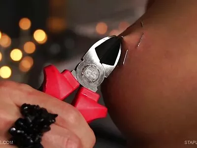 Adolescente rechonchudo fica com a cara fodida e com melhores filmes porno brasileiro os dedos desenfreados