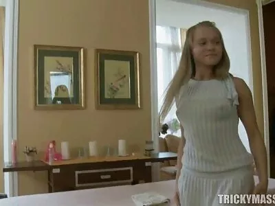 Petite elf babe é fodido pelo Papai Noel em uma melhor site de filme porno buceta apertada