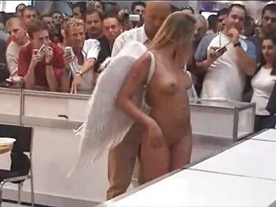 Dois adolescentes assistir os melhores filmes pornô excitados querem experimentar a vida noturna de Las Vegas