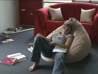 A gracinha do Euro Bibi Noel os melhores filmes pornograficos é pega por dois homens bonitos