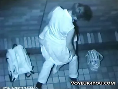 A rapariga asiática gosta de comida e o galo é o que ela mais gosta os melhores porno das panteras