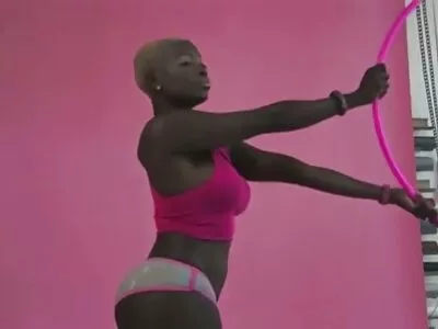 Chick leva seios para a assistir os melhores pornô luz e vibrador para se masturbar