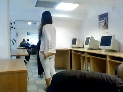 Ebony melhor pornô brasileiro babe se apresenta em um primeiro vídeo pornô com um pedaço branco