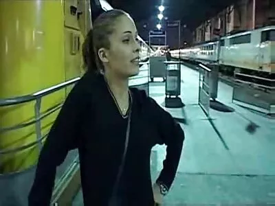 Gata de cabelos escuros é amarrada e atingida por seu os melhores filmes de sexo brasileiro amante excitado