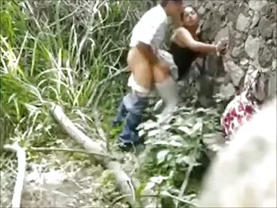 Katie quero ver o melhor filme de pornô Fuckdoll é picada na bunda em um trio
