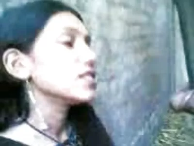 Gata asiática de aparência natural está tentando melhores videos porno do mundo satisfazer este cara branco