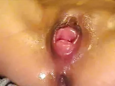 Garota de cabelo preto realmente incrível sendo fodida na mesa do melhor video porno de todos os tempos escritório