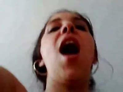 O bebê de cabelos escuros está assistir os melhores filme pornô enchendo os dois buracos