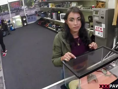 Linda ninfa devidamente balançada por uma multidão de melhor filme porno caras na loja vazia