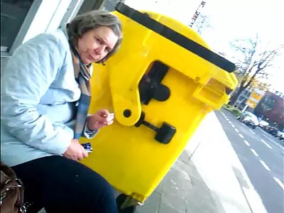 Garota safada está chupando vibrador enquanto seu parceiro filme pornô grátis os melhores a fode