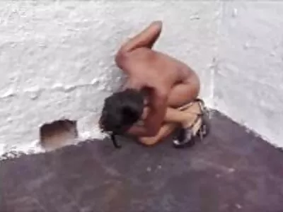 Menina Petite Euro sendo imprensada por dois melhor filme porno amador caras excitados