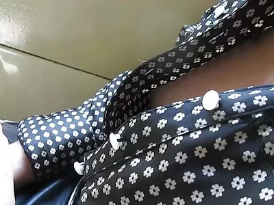 Duas morenas vigorosas brincam apaixonadamente uma o melhor do filme pornô com a outra
