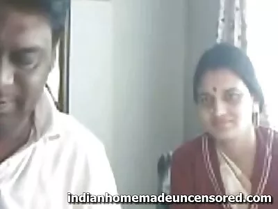 Garota oriental em uma assistir os melhores filmes de pornô camiseta branca seduzindo homem se masturbando
