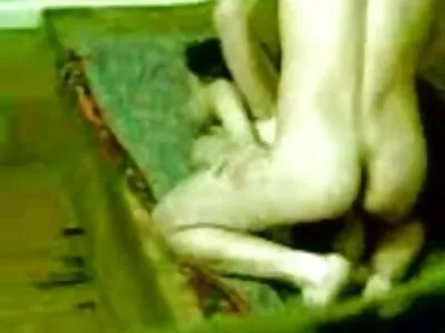 Empregada de tirar o fôlego tropeça em melhores videos porno brasileiro um pau grande enquanto limpa o chão.