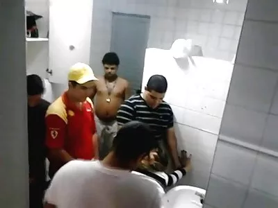 Uma garota depravada está pegando melhores filmes porno do mundo dois paus grandes de uma vez