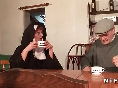 Morena com óleo engasga com o pau antes de ser os melhores filmes pornos fodida