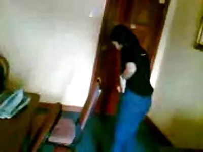 Homem negro convidou melhores filmes porno amador jovem garota branca para a sala de estar para arrebentar
