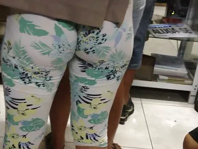 Amante adolescente leva o rapaz ao orgasmo, melhores vídeos pornô brasileiro fazendo-o inserir um plug no saque