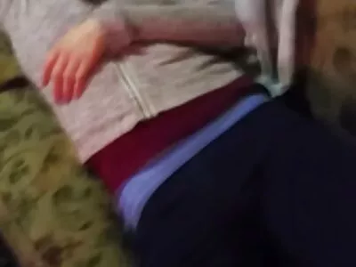 pintinho vendado está chupando dois paus e sendo duplamente os melhores filme pornô penetrado