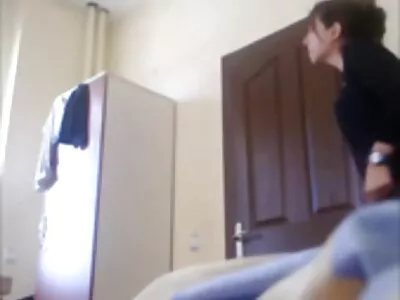 A garota bronzeada observa o melhor video porno 2020 homem habilidoso transando com sua meia-irmã nerd