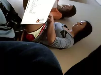 Guy aprecia a surpresa da garota no ponto quero ver melhor filme pornô de vista do vídeo pornô
