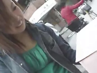 O bebê está sendo vendado o melhor do filme pornô brasileiro e pediu para chupar seu amante
