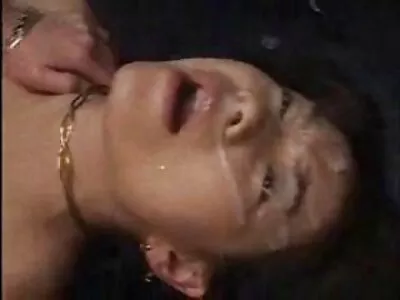 Casal negro travesso quero ver o melhor filme pornô está tendo cópula quente no sofá